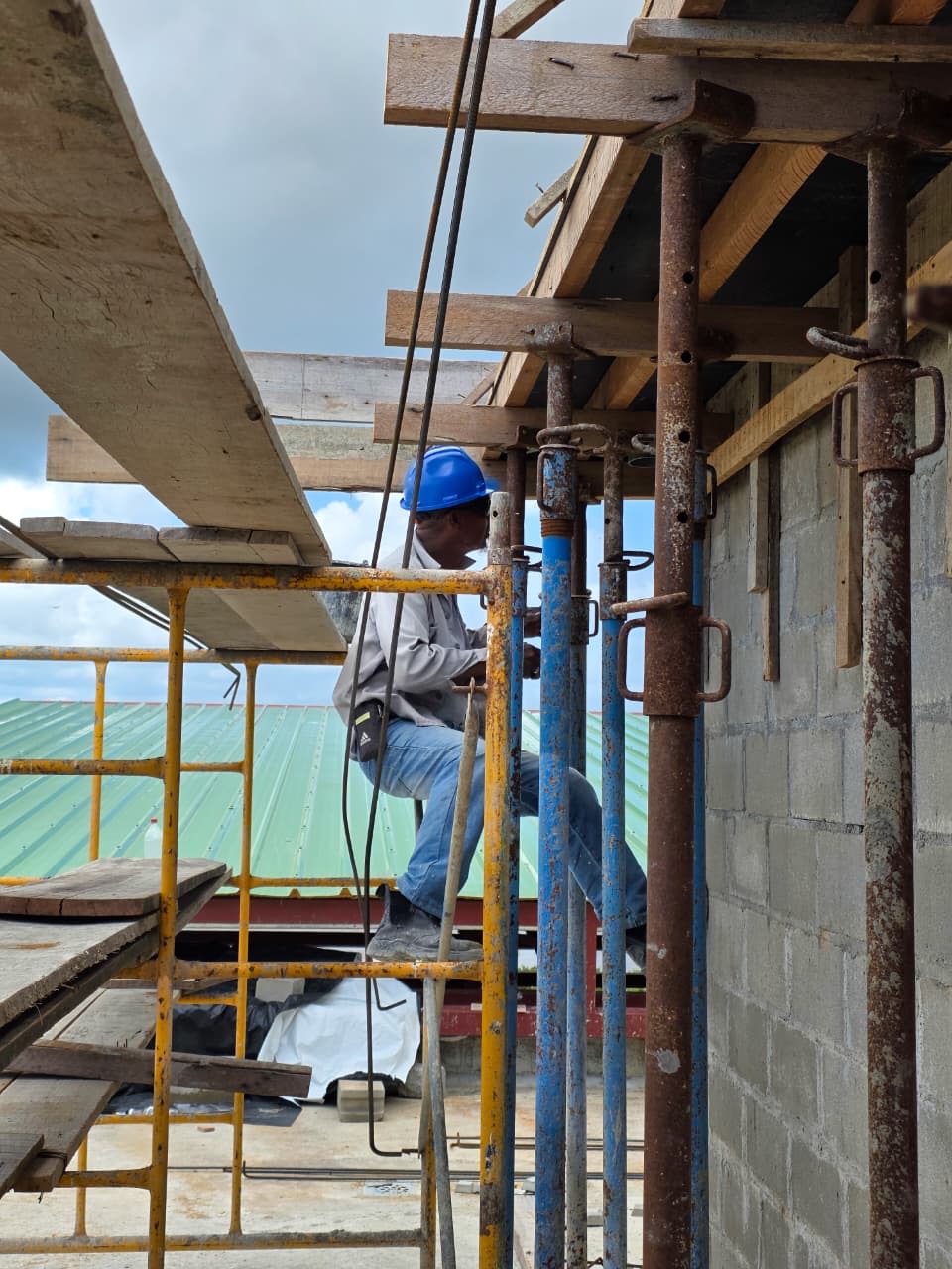 Vakman aan het werk op steigers in Suriname